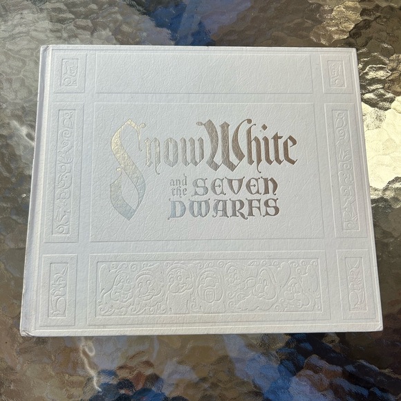 Collectable White Snow White and the Seven Dwarfs Book. 1978/1979 - Picture 1 of 7